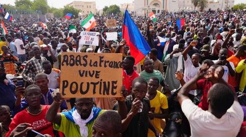 "Vrem Rusia”: mii de oameni manifestează în fața ambasadei Franței din Niger