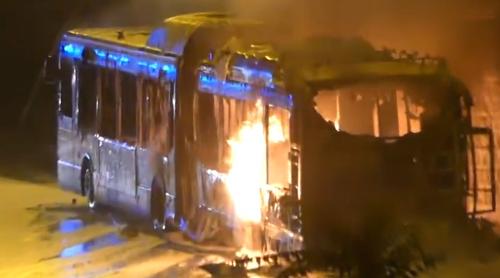 Paris: Un nou incendiu brusc de autobuz pune la îndoiala fiabilitatea modelelor hibride sau electrice