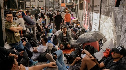 New York înecat sub un val istoric de migranți: acest val „amenință să distrugă New York-ul”, spune primarul democrat