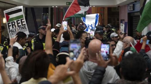 Sute de manifestanți pro-Palestinieni au înconjurat ambasada Israelului la Londra