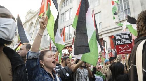 Fluturarea unui steag palestinian pe străzile britanice „s-ar putea să nu fie legala" spune ministrul de interne