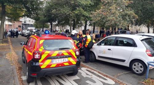 Atac cu cuțitul într-un liceu din Franța: strigând „Allah Akbar” a ucis un profesor