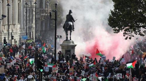 Uriasă demonstrație anti-israeliană la Londra: unii manifestanți au purtat poze cu parapante