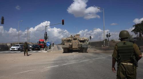 Armata israeliană are „undă verde” pentru a lansa o invazie terestră a Gaza pe măsură ce sosesc armele americane