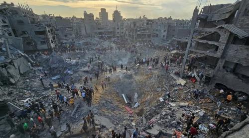O explozie masivă în tabăra de refugiați din Gaza a făcut multe victime, spun oficialii de la fata locului