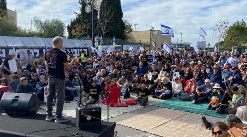 Rudele celor uciși și răpiți în 7 octombrie organizează un miting pentru a cere demisia lui Netanyahu