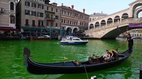 Activiștii de mediu colorează în verde Marele Canal din Veneția și mai multe râuri din Italia