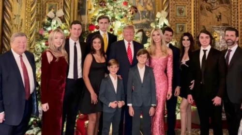 Melania Trump nu apare în fotografia de Crăciun de familie