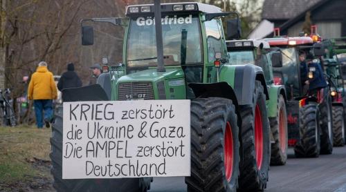 Germania: Fermierii furioși au blocat feribotul ministrului ecologist care se întorcea din vacanță