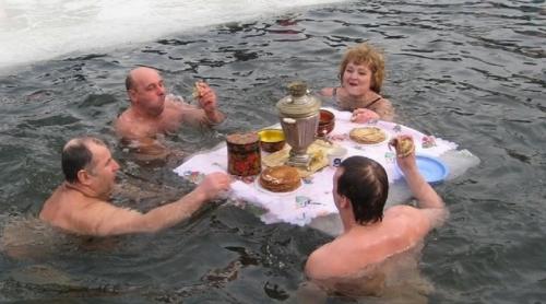 Rușii ortodocși s-au scufundat în apa înghețată pentru sărbătorile de Bobotează în ciuda temperaturilor de până la -41C (video)