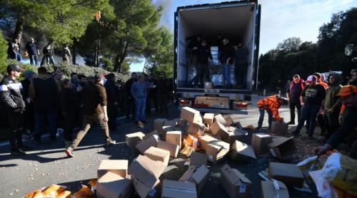 Fermierii francezi furioși golesc camioanele care transportă produse importate din țări care nu respectă regulamentele UE