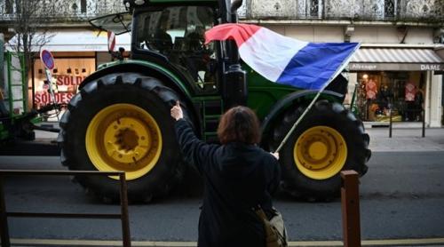 Fermierii francezi plănuiesc „asediul” Parisului, în ciuda concesiilor guvernamentale