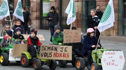 "Mâine eu te hrănesc": copiii fermierilor manifestează la Strasbourg cu tractoare cu pedale (video)
