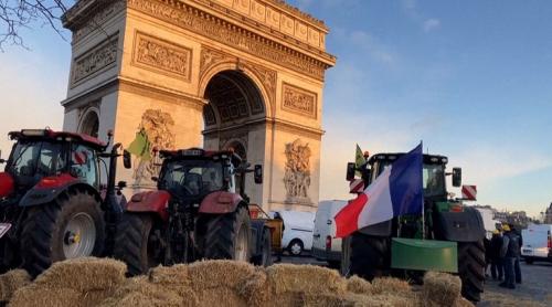 Fermierii francezi au blocat locurile turistice din Paris cu tractoare și fân
