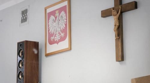 Primarul Varșoviei interzice expunerea crucilor creștine în clădirile publice: "Copiază prostiile din America", spune Elon Musk