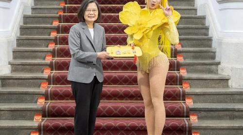 "Să aratăm lumii cât de liberi suntem": un drag queen a fost invitat să cânte în biroul prezidențial din Taiwan: 