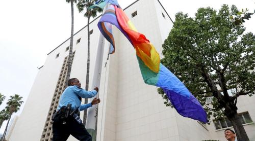 California: un salvamar a depus plângere pentru că trebuie să lucreze sub un steag LGBT+