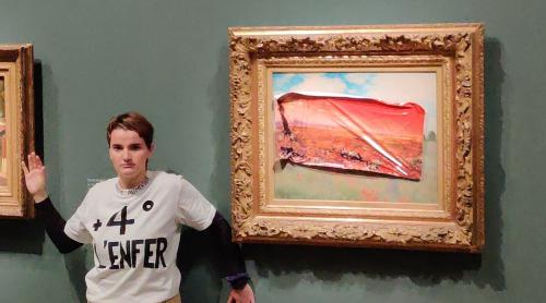 O activistă de mediu a fost arestată după ce a deteriorat un tablou de Monet la Musée d'Orsay