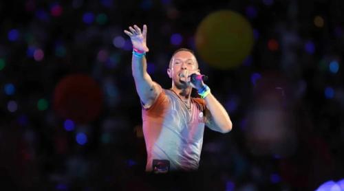 Coldplay, manele, partea a II-a. Chris Martin a cerut publicului să-l huiduie pe el. Babasha, aplaudat și ovaționat. Unii spectatori au părăsit arena - video