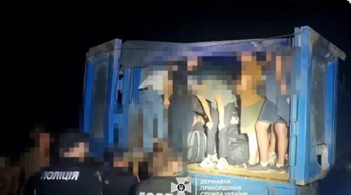 Ucraina a arestat patruzeci de bărbați care încercau să treacă granița ascunși într-un camion pentru a scăpa de mobilizare