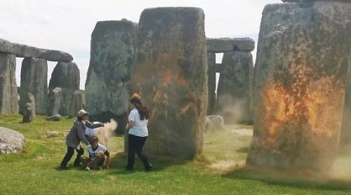 Activiștii pentru climă au stropit pietrele din Stonehenge cu vopsea portocalie