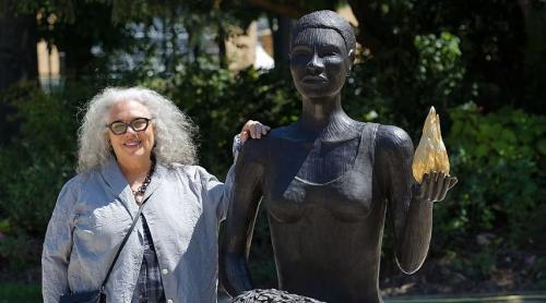 Statuia Jocurilor Olimpice este o femeie de culoare: pentru a rupe cu „imaginea omului alb standard”
