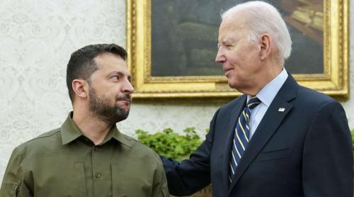 Zelensky îi cere lui Biden să permită Ucrainei să lovească aerodromurile rusești pentru a oprii campania de bombardare a Kremlinului