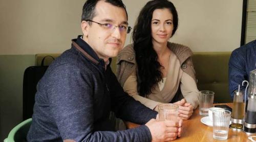 Scandalul amoros în urma căruia europarlamentarul USR Vlad Voiculescu și partenera sa, alături de care are o fetiță de doi ani, s-au despărțit