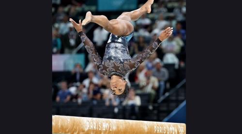 Simone Biles strălucește la Jocurile Olimpice de la Paris într-un costum de 3.000 de dolari încrustat cu cristale Swarovski