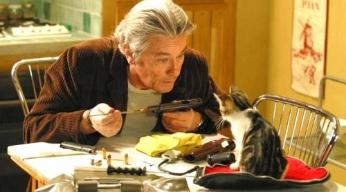 Alain Delon a fost înmormântat cu Poupouss, pisica sa cu trei picioare pe care o congelase după moartea ei