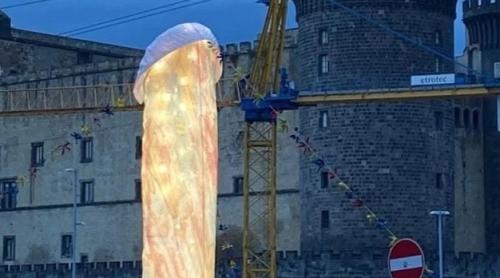 Pulcinella - o operă de artă de 12m instalată în centrul orașului Napoli stârnește dezbateri datorită formei sugestive