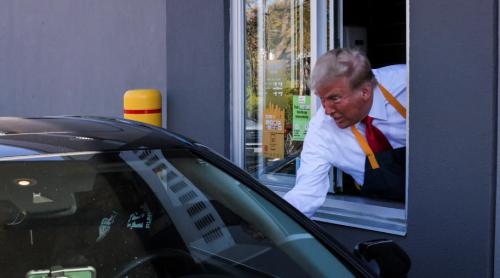  Trump a lucrat la McDonald's iar fanii MAGA au stat la coadă să comande: „Voi lua orice îmi va da”