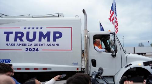 Trump sosește la miting într-un camion de gunoi pentru atrage atenția asupra comentariilor făcute de Biden