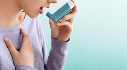 Medicilor britanici li s-a cerut să nu mai prescrie inhalatoare pentru astm deoarece dăunează planetei