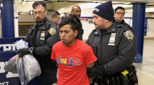 New York: Un migrant din Guatemala arestat pentru că a dat foc unei femei în metrou - apoi a privit-o arzând