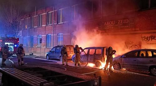 Haos în Bruxelles în noaptea de Revelion: mașini incendiate și cocktail-uri Molotov