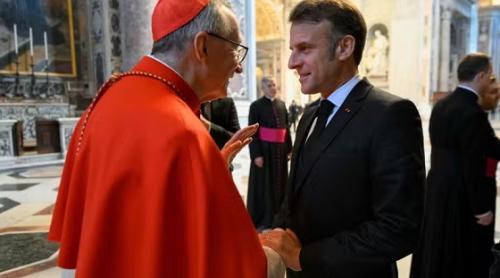 „Se amestecă pâna și în alegerea papei”: Macron, acuzat că încearcă să influențeze conclavul