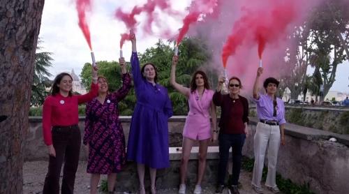 "Excluderea femeilor este un păcat": feministele protestează cu fum roz pentru a cere un cuvânt de spus în alegerea noului Papă