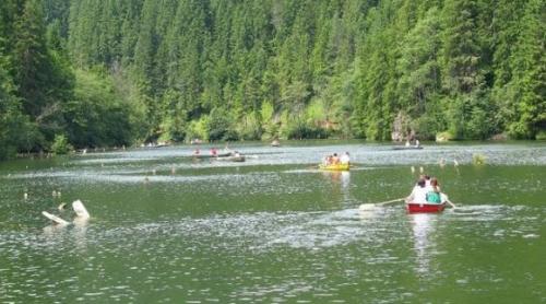 Fabuloasa Românie. Lacul Roșu - cu barca, prin pădurea de sub ape