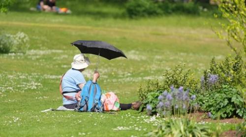 Britanicii, sfătuiți să rămână în casă timp de patru ore duminică, pe fondul temperaturilor de până la 26°C