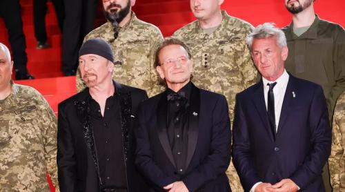 Sean Penn și Bono au adus soldați ucraineni pe covorul roșu de la Cannes pentru a atrage atenția asupra războiului