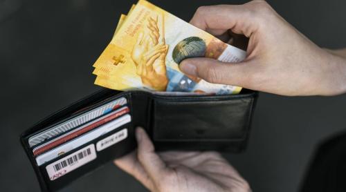 Elveția va înscrie plata în numerar în Constituție: cash-ul devine drept fundamental
