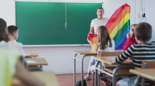 Părinți din Germania dau în judecată școala pentru arborarea steagului LGBT