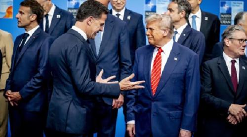 La summitul NATO liderii europeni îl lingușesc pe Trump dar ocolesc marile probleme
