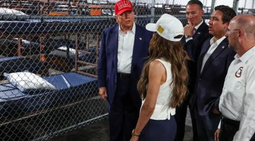 Trump: „Ticălosul de Biden a vrut să ajung aici” în timp ce vizita noua închisoare „Aligator Alcatraz”