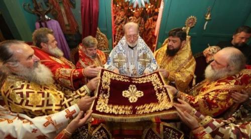 Tradiţii şi superstiţii. Practici băbeşti. Cum te ajută acatistele, maslu şi sfântul mir